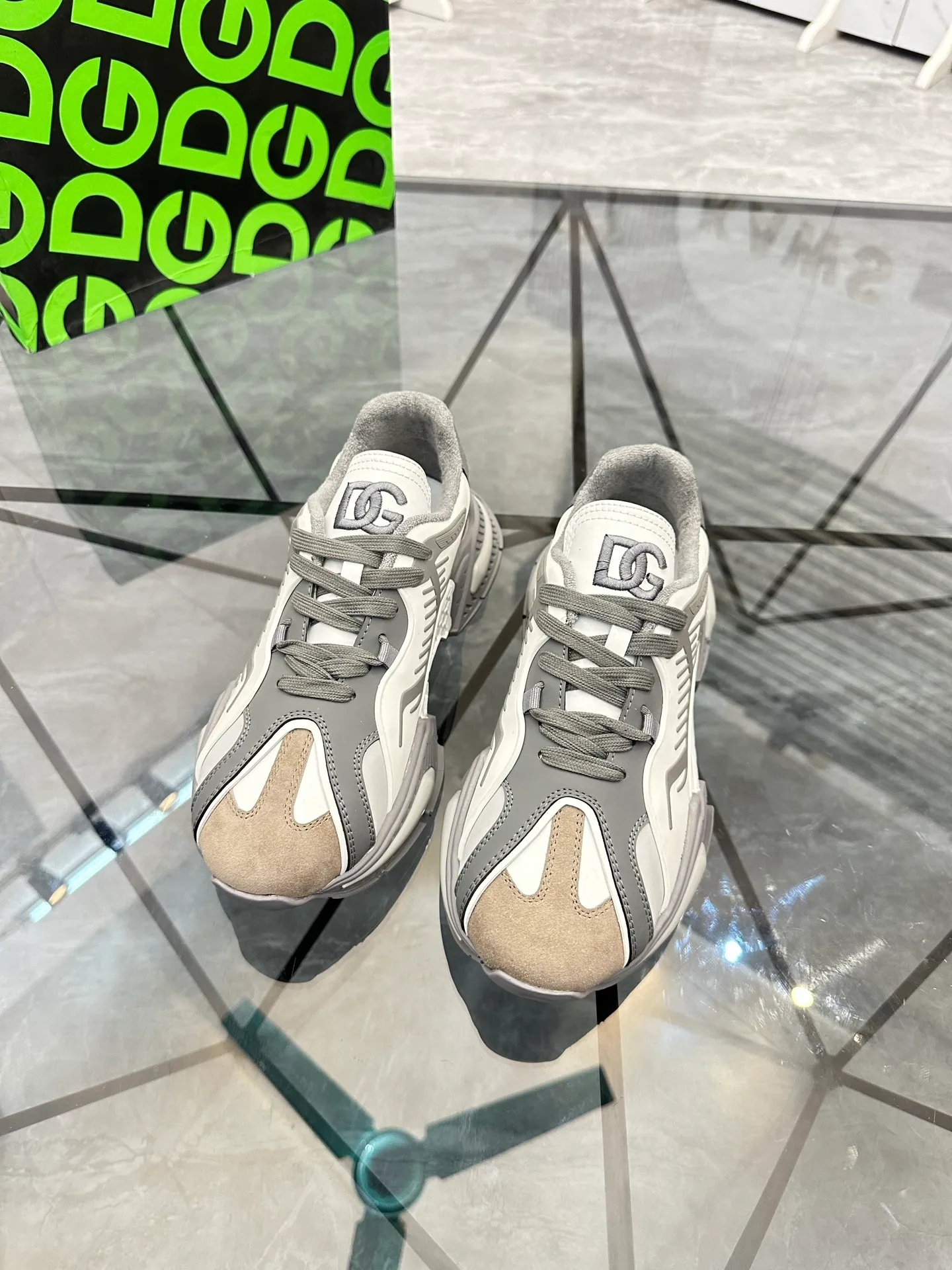 Men's shoes: 💰P560¥ Product trademark: DG "Dolce & Gabbana" low-top casual shoes Regular size: 35-44 (can be customized to 45.46) Couple style Product materials: Upper imported cowhide stitching original material, breathable lining, original outsole. Number: 803
